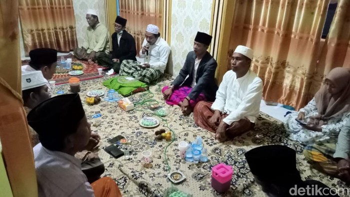 warga sampang bergantian  Ter ater Tajin Sorah  selama satu bulan saat satu suro