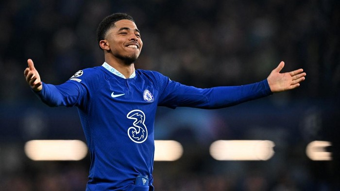 Chelseas French defender Wesley Fofana applauds the fans following during the UEFA Champions League round of 16 second-leg football match between Chelsea and Borrusia Dortmund at Stamford Bridge in London on March 7, 2023. Chelsea won the match 2-0. (Photo by Glyn KIRK / IKIMAGES / AFP)