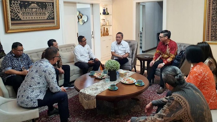 Menteri Perdagangan Zulkifli Hasan menerima kunjungan jajaran direksi Alibaba Cloud Indonesia di Jakarta, Selasa (18/7).