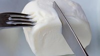 Dari Turki ada Dondurma yang layak dicoba. Es krim asal Maras ini memiliki tekstur padat dan kenyal. Bahan utamanya susu dan campuran gula.