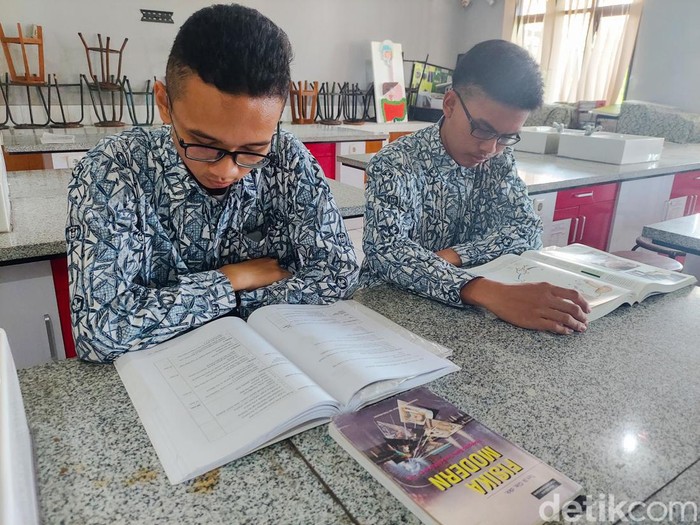 2 Siswa SMAN 2 Kota Cimahi Melakukan Persiapan Jelang Olimpiade Sains Nasional