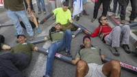 Para demonstran melakukan aksi saling merantai diri di depan kantor Kementerian Pertahanan Israel untuk menentang rencana pemerintah melakukan perombakan sistem peradilan. 