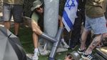 Aksi Demonstran Saling Merantai Diri di Markas Kemenhan Israel