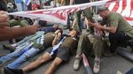 Aksi Demonstran Saling Merantai Diri di Markas Kemenhan Israel