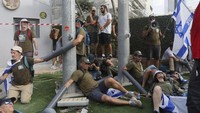 Warga Israel melakukan aksi unjuk rasa menentang rencana perombakan sistem peradilan yang diusulkan koalisi pemerintahan Perdana Menteri Benjamin Netanyahu. Protes dilakukan dengan cara saling merantai diri bersama di depan kantor Kementerian Pertahanan Israel pada Selasa (18/7/2023).