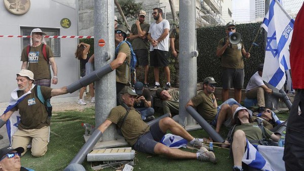 Aksi Demonstran Saling Merantai Diri di Markas Kemenhan Israel