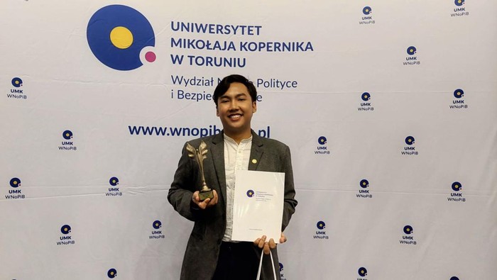 Alumnus Unair Lalu Ary Kurniawan Hadi peraih gelar Best Student di kampus research terbaik di Polandia, Nicolaus Copernicus University