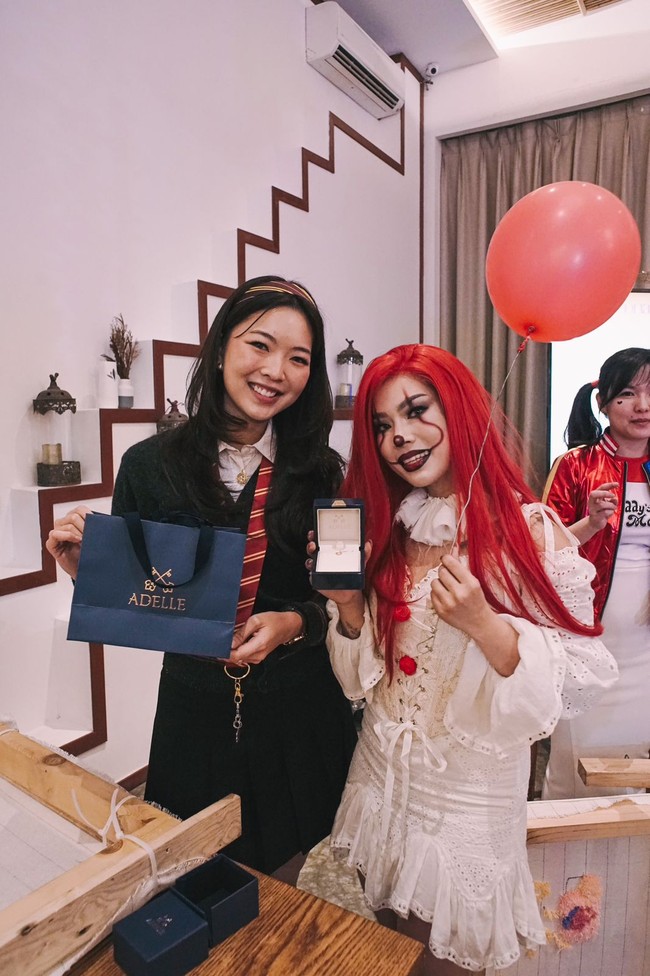 Acara ini dilaksanakan tepat setelah satu tahun kerja sama antara Roona Lashter bersama Astariri yang merilis Lashter bulu mata magnet terbaru yang memiliki 4 tipe sesuai dengan pilihan @Astaririri yaitu Petals, Diamond, Donut, dan Ocean. Bulu mata pilihan Astaririri merupakan bulu mata messy look seperti bulu mata asli tetapi tetap lembut.