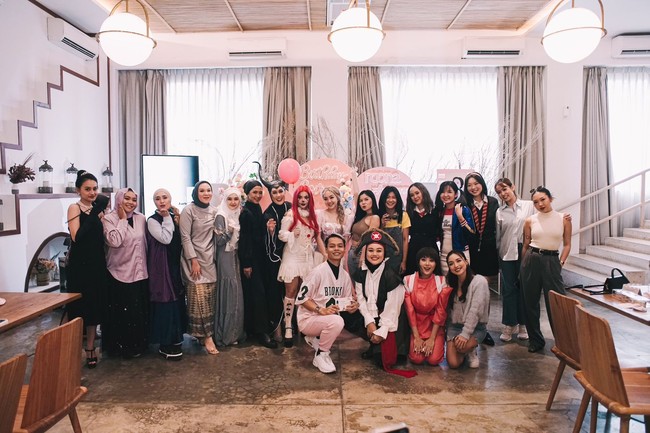 Para influencer yang datang menghadiri perayaan ini tidak diperkenankan untuk memakai bulu mata karena pemakaian bulu mata akan menjadi sesi khusus yaitu seremoni pemakaian Roona Lashter x Astaririri secara bersamaan.