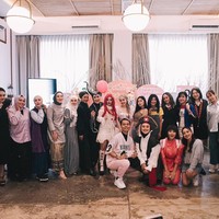 Para influencer yang datang menghadiri perayaan ini tidak diperkenankan untuk memakai bulu mata karena pemakaian bulu mata akan menjadi sesi khusus yaitu seremoni pemakaian Roona Lashter x Astaririri secara bersamaan.