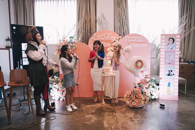 Selayaknya acara seremonial pada umumnya, acara Gathering Top Beauty Influencers Indonesia, Launching Kolaborasi dengan Astaririri dan Roona 2nd Anniversary mengusung tema movie yang berarti para tamu undangan diharuskan menggunakan kostum sesuai dengan karakter pada suatu film. Penggunaan kostum ini juga diikutsertakan sebagai lomba dan pemenangnya akan mendapatkan hadiah sebagai kostum terbaik.