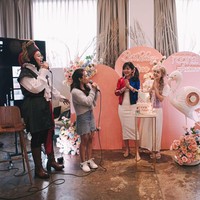 Selayaknya acara seremonial pada umumnya, acara Gathering Top Beauty Influencers Indonesia, Launching Kolaborasi dengan Astaririri dan Roona 2nd Anniversary mengusung tema movie yang berarti para tamu undangan diharuskan menggunakan kostum sesuai dengan karakter pada suatu film. Penggunaan kostum ini juga diikutsertakan sebagai lomba dan pemenangnya akan mendapatkan hadiah sebagai kostum terbaik.