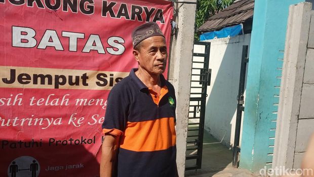 Asman, Ketua RT 02 RW 04, di lokasi SDN Lengkong Karya 1, Serpong Utara, Tangsel, 19 Juli 2023. (Adrial Akbar/detikcom)