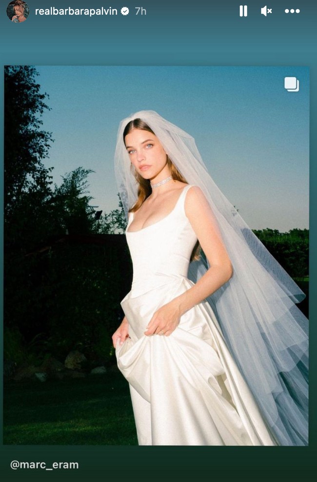 Pada hari pernikahannya, Barbara Palvin tampil memesona dengan perhiasan dari Tiffany & Co. Brand perhiasan itu membuat choker ala tahun 90-an khusus untuk Barbara. Foto: Dok. Instagram @realbarbarapalvin