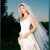 Pada hari pernikahannya, Barbara Palvin tampil memesona dengan perhiasan dari Tiffany & Co. Brand perhiasan itu membuat choker ala tahun 90-an khusus untuk Barbara. Foto: Dok. Instagram @realbarbarapalvin