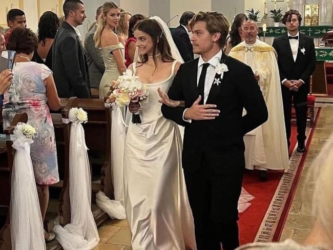Barbara Palvin dan Dylan Sprouse mengucap janji pernikahannya di salah satu gereja di Albertirsa, Hungaria. Menurut Barbara, gereja tersebut merupakan tempat orangtuanya menikah 34 tahun lalu. Foto: Dok. Instagram @realbarbarapalvin