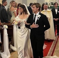 Barbara Palvin dan Dylan Sprouse mengucap janji pernikahannya di salah satu gereja di Albertirsa, Hungaria. Menurut Barbara, gereja tersebut merupakan tempat orangtuanya menikah 34 tahun lalu. Foto: Dok. Instagram @realbarbarapalvin