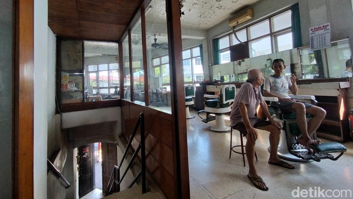 Barbershop Shin Hua Surabaya yang sudah berusia 112 tahun, disebut barbershop tertua di Indonesia.
