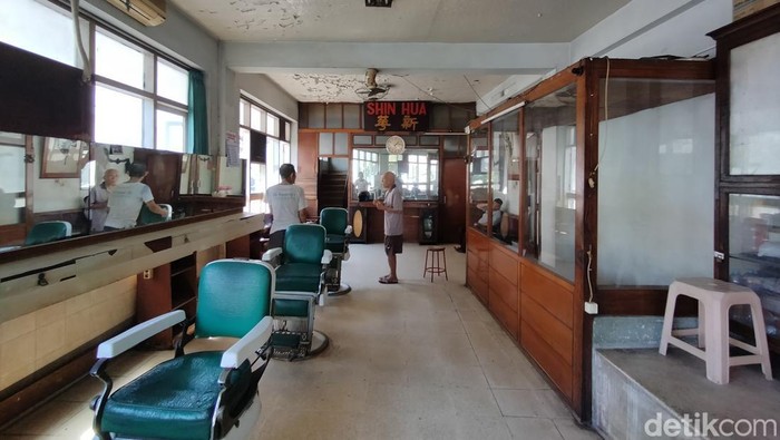 Barbershop Shin Hua Surabaya yang sudah berusia 112 tahun, disebut barbershop tertua di Indonesia.