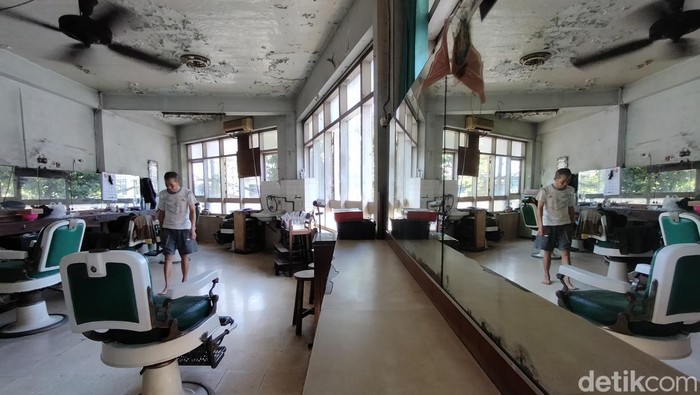 Barbershop Shin Hua Surabaya yang sudah berusia 112 tahun, disebut barbershop tertua di Indonesia.