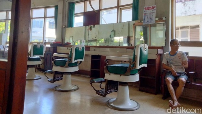 Barbershop Shin Hua Surabaya yang sudah berusia 112 tahun, disebut barbershop tertua di Indonesia.