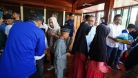 Ketua Umum Partai Amanat Nasional (PAN) ini pun mengajak semua pihak untuk ikut berbagi. Sebab, pada dasarnya, kita semua adalah saudara dalam keluarga besar. Untuk itu, Zulhas berharap pada tahun ini Indonesia akan lebih baik lagi dalam berbangsa dan bernegara.  