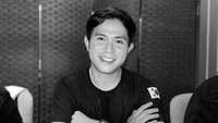 Di momen kuliner yang berbeda, ada juga yang memperlihatkan pose Cakra Khan saat di restoran sambil menunggu pesanan datang. Foto: Instagram @cakra.khan