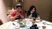 Terakhir ada momen Cakra Khan saat makan bersama Syahrini. Foto kulineran Cakra Khan ini merupakan momen lama.  Foto: Instagram @cakra.khan