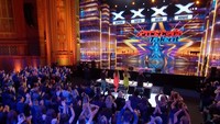 Ada dua lagu yang dibawakan Cakra Khan dalam kesempatan kali itu. Foto: Instagram dan YouTube AGT