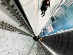 Aneka Foto Aneh Seperti Melawan Hukum Gravitasi