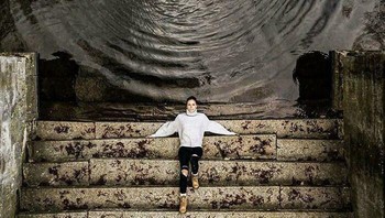 Hebat sekali, wanita satu ini bisa mengendalikan air supaya tidak jatuh seperti Aang Si Avatar. Foto: (Dok. Bored Panda).