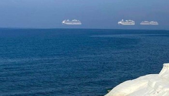 Lho kok ada kapal melayang di atas laut? Foto: (Dok. Bored Panda).