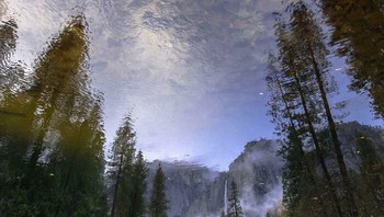 Tampak seperti lukisan, tapi nyatanya ini sebuah foto. Namun yang membingunkan, itu bukan awan melainkan genangan air. Tidak percaya? Coba balik fotonya. Foto: (Dok. Bored Panda).