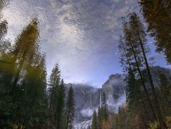 Aneka Foto Aneh Seperti Melawan Hukum Gravitasi