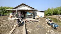 Masa keemasan Desa Pantai Bahagia hanya tinggal kisahnya. 