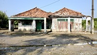 Kini desa tersebut tidak lagi memancarkan kebahagiaan seperti namanya. Semenjak 2010, air laut masuk hingga ke permukiman warga.