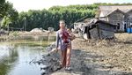 Potret Desa Pantai Bahagia yang Tak Seindah Namanya