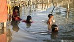 Potret Desa Pantai Bahagia yang Tak Seindah Namanya