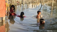 Namun, tak sedikit anak-anak memanfaatkan perairan di sekitar rumah mereka untuk berenang. 