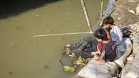 Selain itu, ada juga anak-anak yang memancing.