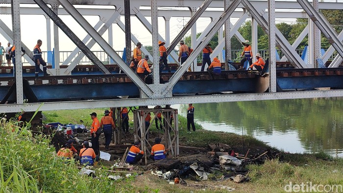 Dirjen Perkeretaapian M Risal Wasal mengecek lokasi kecelakaan KA Brantas vs truk di perlintasan Jalan Madukoro, Semarang, Rabu (19/7/2023).
