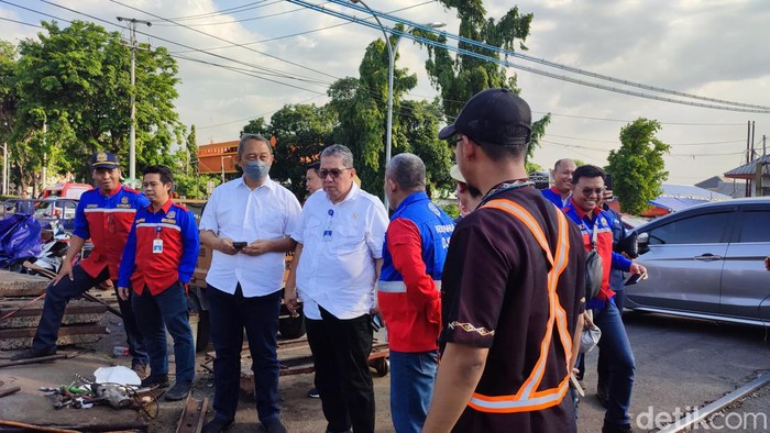 Dirjen Perkeretaapian M Risal Wasal mengecek lokasi kecelakaan KA Brantas vs truk di perlintasan Jalan Madukoro, Semarang, Rabu (19/7/2023).
