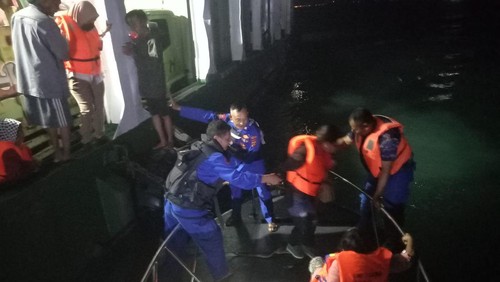 Anggota Satuan Polair Polres Jembrana saat melakukan evakuasi penumpang KMP Trisna Dwitya yang kandas diperairan Selat Bali, Selasa (18/7/2023).