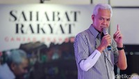 Ganjar mengenakan atasan berwarna putih bergaris hitam. Dia mengungkap alasannya memakai kemeja warna hitam putih. Kenapa hitam putih, saya sampaikan bahwa saya bukan orang abu-abu, ujar Ganjar diwarnai sorakan para relawan.