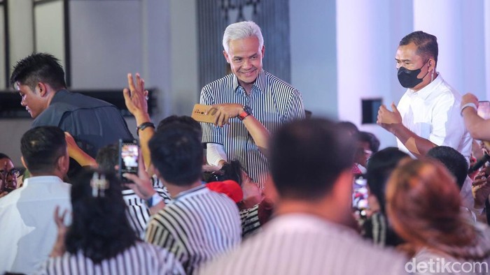 Ganjar Bakar Semangat Para Relawan di Senayan Bakal Calon Presiden RI Ganjar Pranowo memberikan pidato saat bertemu dengan relawan di Senayan, Jakarta, Rabu (19/7/2023). Ganjar mengingatkan perlunya menyiapkan taktik karena menang tidak hanya soal teriakan.