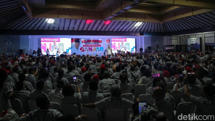 Ganjar Bakar Semangat Para Relawan di Senayan Bakal Calon Presiden RI Ganjar Pranowo memberikan pidato saat bertemu dengan relawan di Senayan, Jakarta, Rabu (19/7/2023). Ganjar mengingatkan perlunya menyiapkan taktik karena menang tidak hanya soal teriakan.