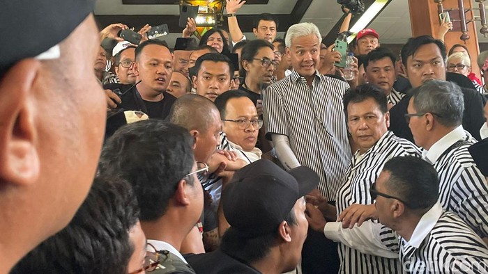 Ganjar Pranowo mengenakan kemeja garis hitam-putih, 19 Juli 2023. (Silvia Ng/detikcom)