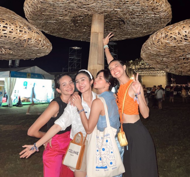 Blekpunk. Blackpink versi kearifan lokal. Tampak luar elegan, aslinya komedian. Selalu bersyukur didekatkan sama mereka, tulis Febby di Instagram pribadinya pada Januari 2022 lalu. Foto: Instagram @enzystoria Foto: Dok. Instagram