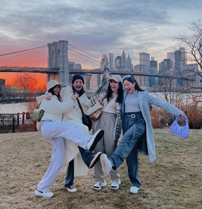 Mereka berempat sudah lama bersahabat. “Sahabatan yang sefrekuensi dan gak pake ribet. Gak ada drama, gak ada jealous-jealousan, gak ada kompetisi. Saling dukung satu sama lain,” tambah Febby. Foto: Instagram @febbyrastanty