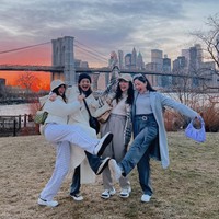 Mereka berempat sudah lama bersahabat. “Sahabatan yang sefrekuensi dan gak pake ribet. Gak ada drama, gak ada jealous-jealousan, gak ada kompetisi. Saling dukung satu sama lain,” tambah Febby. Foto: Instagram @febbyrastanty